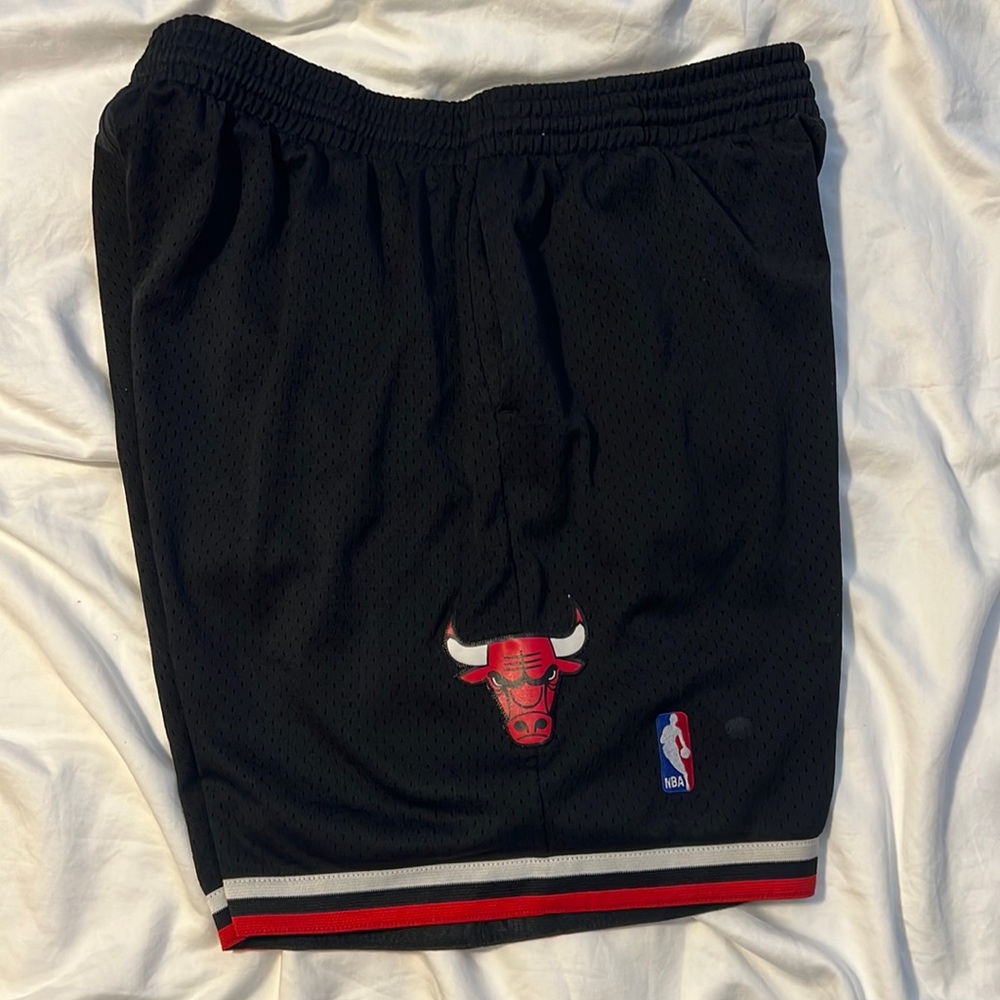 Chicago Bulls 1997-1998 3-Peat Black Alternate Uniform Shorts - Picture 1 of 3